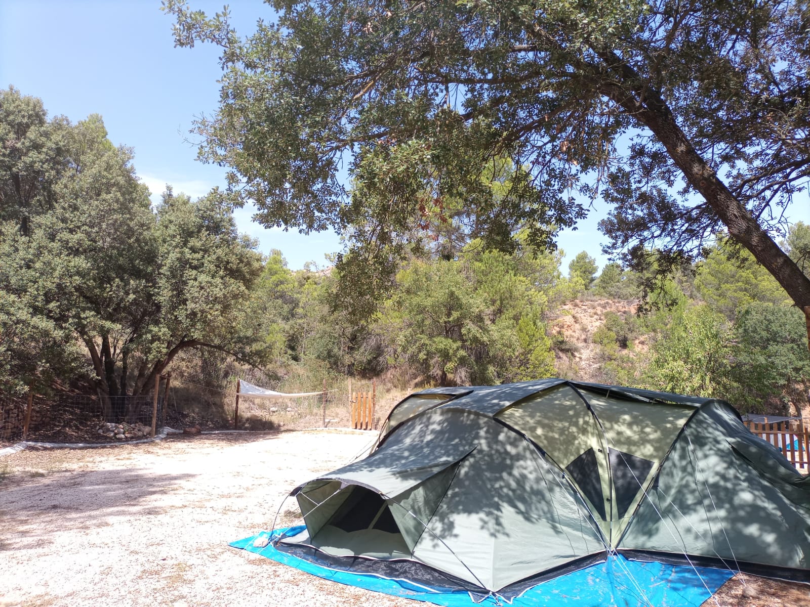 Tienda en el Camping para el viaje Biela y Tierra